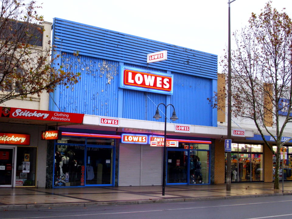 <p>Lowe’s es una cadena de productos del hogar y materiales de construcción. En Glassdoor, que le da un 3,3, busca comerciales o fontaneros sin exigir titulación universitaria. (Foto: Wikimedia Commons). </p>