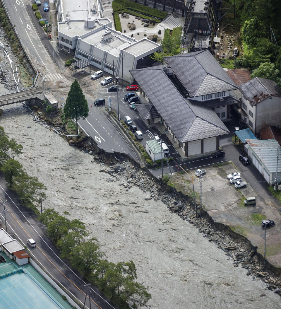 日本鳥取縣受到今年第7號颱風蘭恩帶來破紀錄大雨襲擊，各地都出現災情。（共同社／路透社）