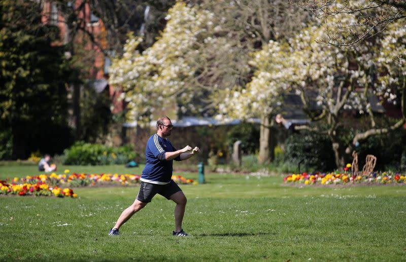 Un hombre hace ejercicios en un parque de Chester, en Reino Unido, en medio de las medidas de aislamiento social por el coronavirus. Abril 8, 2020. REUTERS/Molly Darlington