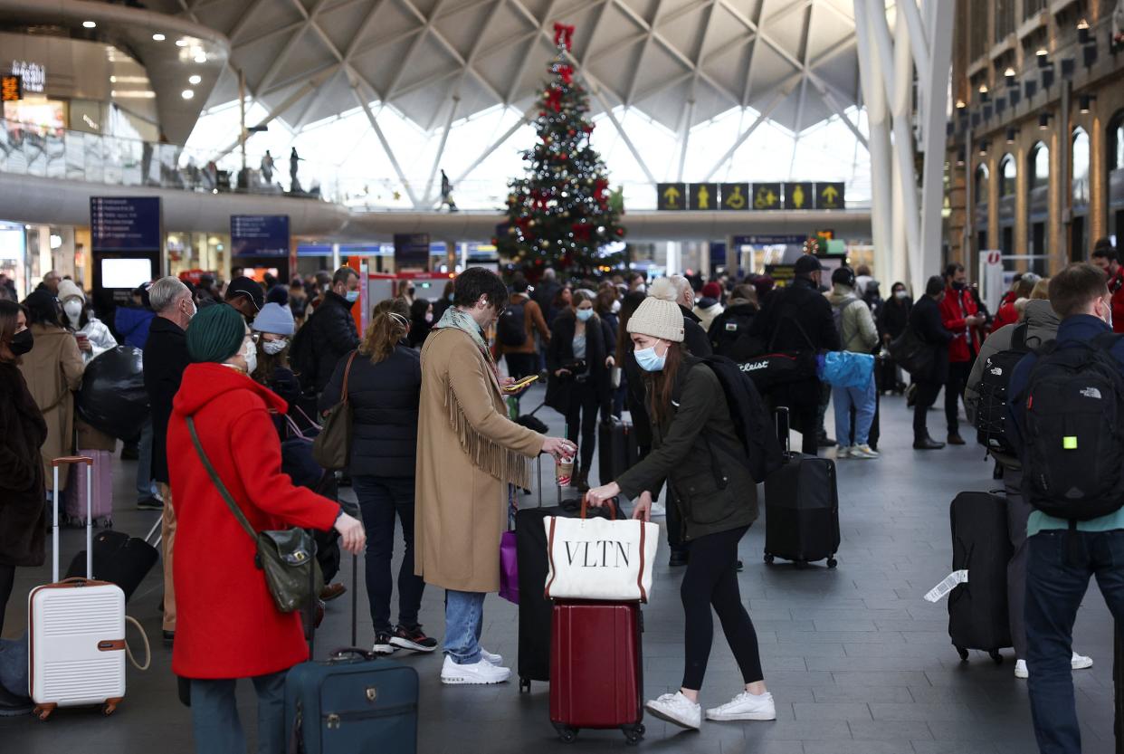 Image: Kings Cross Station on Christmas Eve amid the COVID-19 outbreak, in London (HENRY NICHOLLS / Reuters)