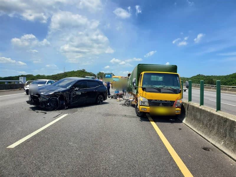 休旅車駕駛供稱未開啟輔助駕駛系統，因分心才沒注意車前狀況而肇禍。(圖／翻攝畫面)