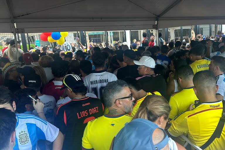 Hinchas de Argentina y Colombia intentan ingresar al estadio