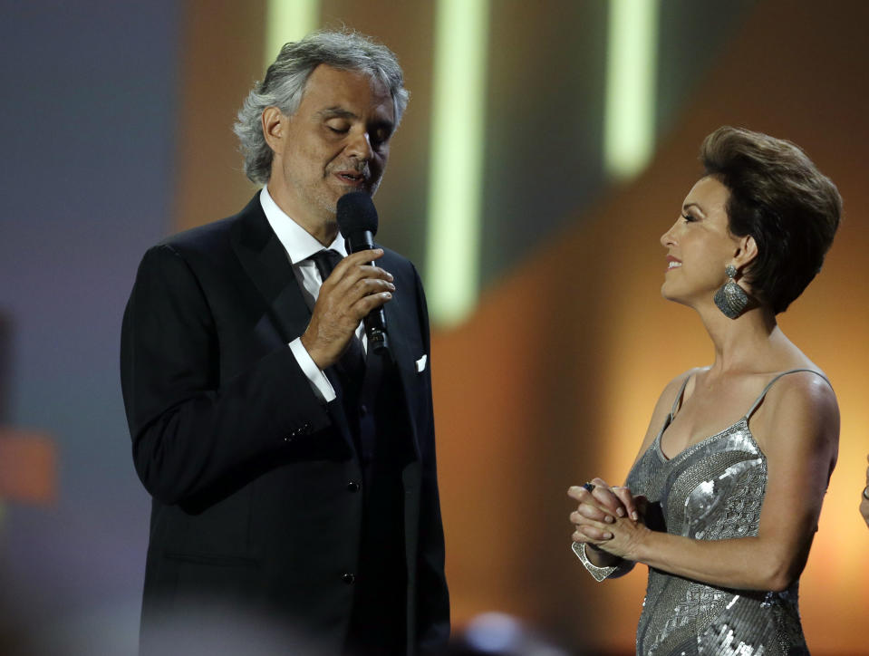 El cantante italiano Andrea Bocelli acepta el Premio Billboard de la Música Latina a la trayectoria, el jueves 24 de abril del 2014 en Coral Gables, Florida. (AP Foto/Lynne Sladky)