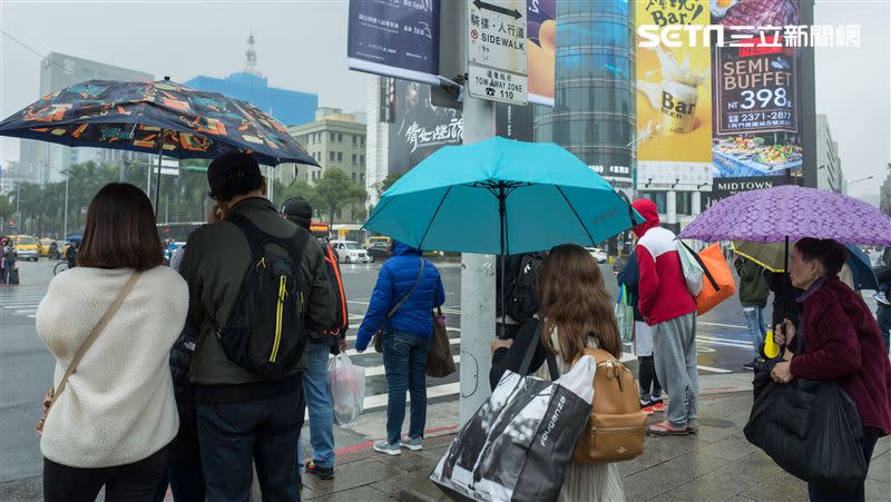 今日微弱鋒面快掠過，北海岸及東半部轉有局部短暫陣雨，山區午後有短暫陣雨。（圖／資料照）