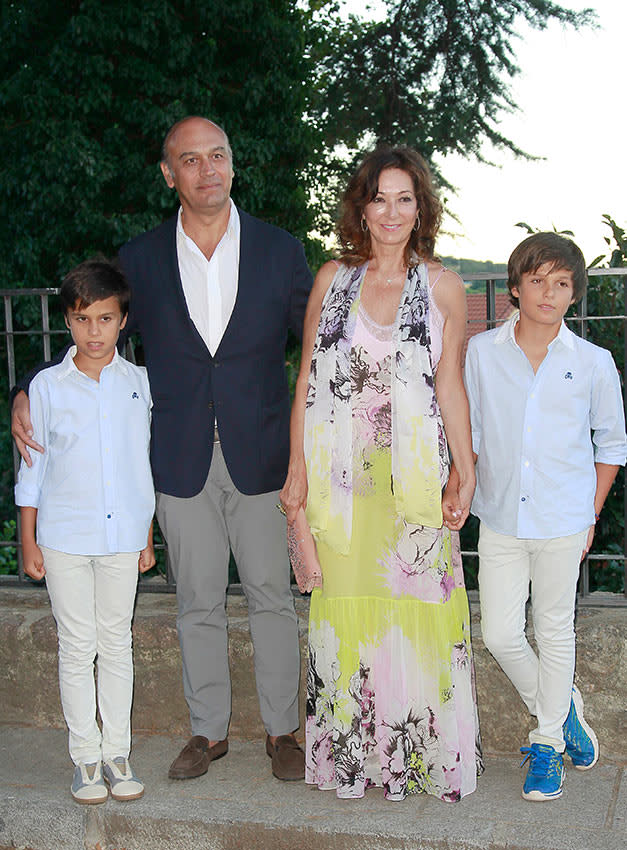 Ana Rosa Quintana y Juan Muñoz con sus dos hijos en la boda del hijo mayor de la presentadora, Álvaro Rojo 