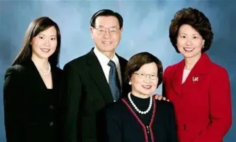趙安吉的姊姊是美國前交通部長趙小蘭（右），父親趙錫成（左二）則是福茂集團創辦人，有「華人船王」之稱。（圖／翻攝自微博）