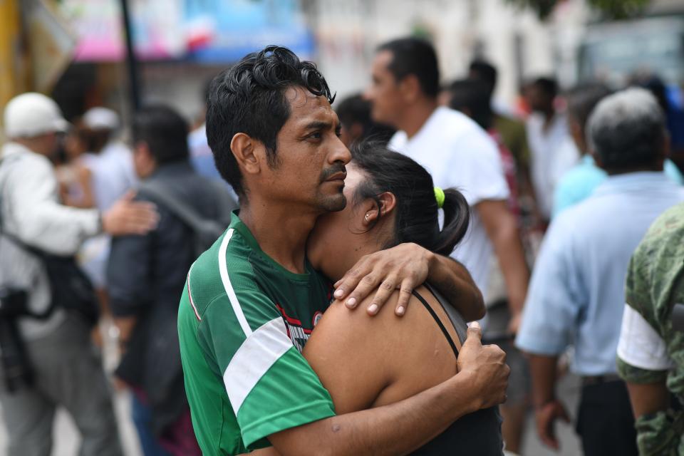 <p>A couple embraces on Sept. 8, 2017 in Juchitan de Zaragoza, state of Oaxaca, where buildings collapsed after an 8.2 earthquake that hit Mexico’s Pacific coast overnight. (Photo: Pedro Pardo/AFP/Getty Images) </p>