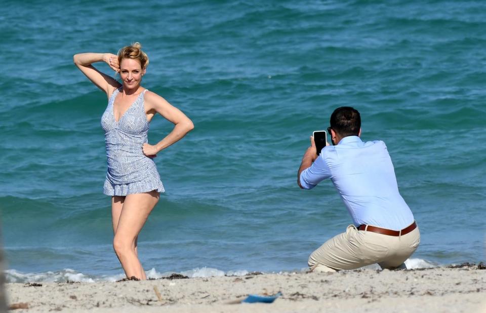 烏瑪舒曼下海前先擺pose拍照，但這姿勢卻讓人噴飯，能夠這麼老派過時還真是不容易。