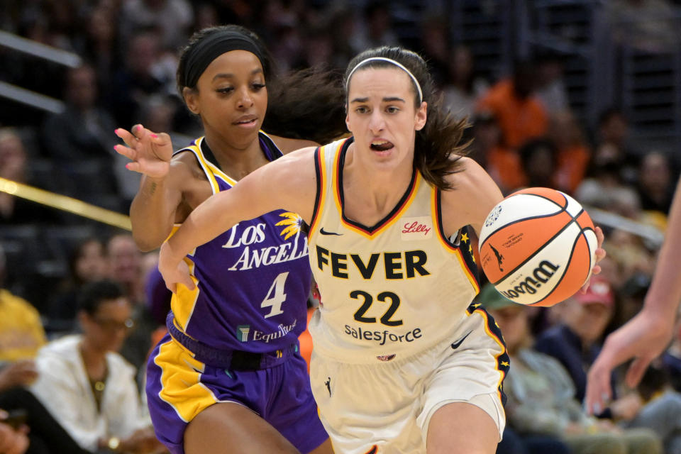 24 maggio 2024;  Los Angeles, California, Stati Uniti;  La guardia della febbre dell'Indiana Kaitlin Clark (22) supera la guardia delle scintille di Los Angeles Lexi Brown (4) durante la prima metà alla Crypto.com Arena.  Credito obbligatorio: Jayne Kamin-Oncea-USA TODAY Sports