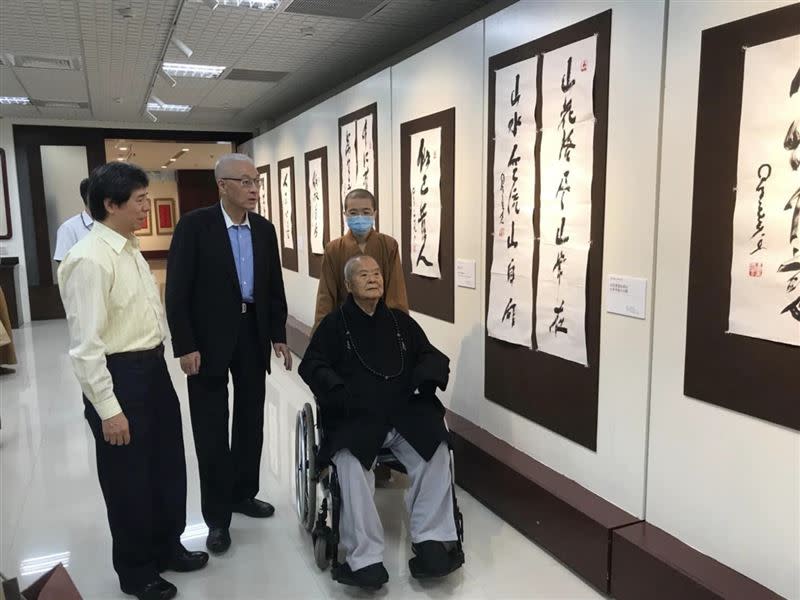 吳敦義在臉書追悼星雲，並透露，那年國民黨主席改選之前，他至佛光山拜訪，大師勉他務必參選以救國民黨。（圖／翻攝自吳敦義臉書）