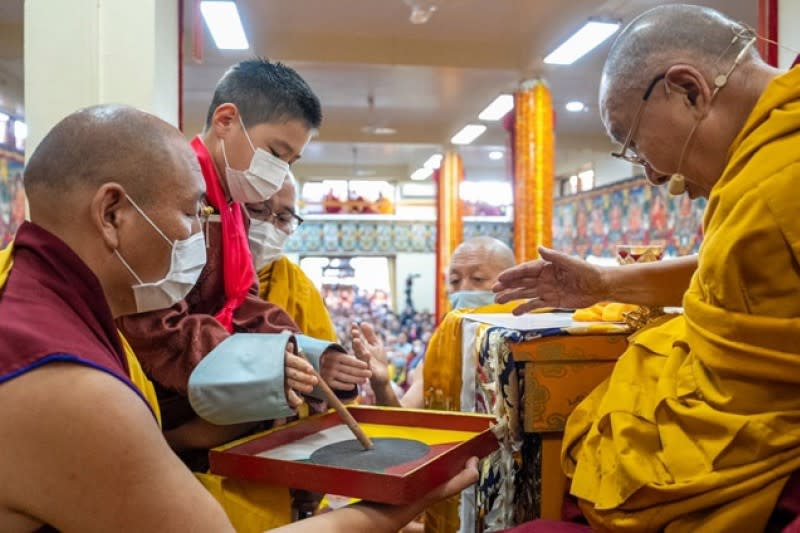 <cite>2023年3月8日，蒙古第10世哲布尊丹巴仁波切參加達賴喇嘛主持的勝樂金剛灌頂初步程序（翻攝達賴喇嘛官網）</cite>