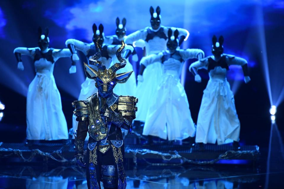 Tolle Gesangsleistungen, fantastische Kostüme, wildeste Spekulationen der Juroren. Gute Laune überall. Die zweite Folge von "The Masked Singer" hielt alles, was die Auftaktfolge versprochen hatte. Das galt leider auch für die Ernüchterung, als die zweite Maske fiel.