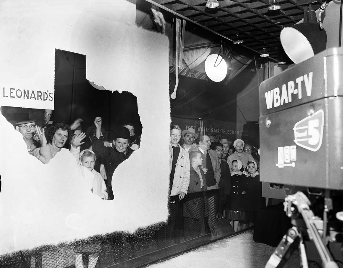 Dec. 26, 1958: Crowd gathers early for a “Today” telecast portion at Leonard’s department store.