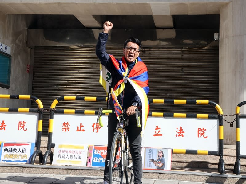3月10日是西藏抗暴日，西藏台灣人權連線祕書長札西慈仁發起「為西藏自由而騎」活動，14日上午在立法院外舉行記者會。圖為札西慈仁振臂高喊「西藏要自由、西藏要人權」口號。（中央社）
