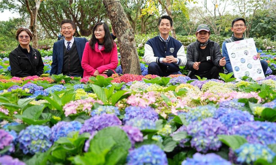 台北市長蔣萬安（右三）1日上午參與杜鵑花展開幕記者會，並表示杜鵑花為台北市的市花，期待每年的這個時刻，北市能合力打造出杜鵑花城。（台北市政府提供／丁上程台北傳真）