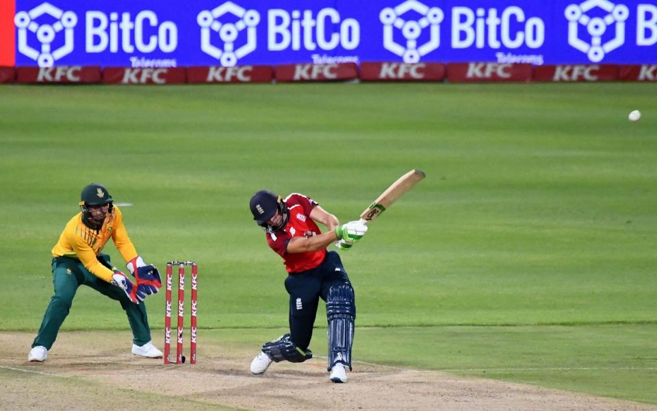 England's Jos Buttler (R) hits a six as South Africa's captain and wicketkeeper Quinton de Kock (L) looks on during the third T20 international cricket match between South Africa and England at Newlands  - Rodger BOSCH / AFP