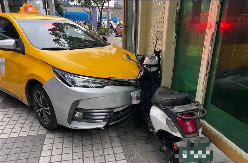 最後計程車撞到人行道上的機車及公車亭。（圖／翻攝畫面）