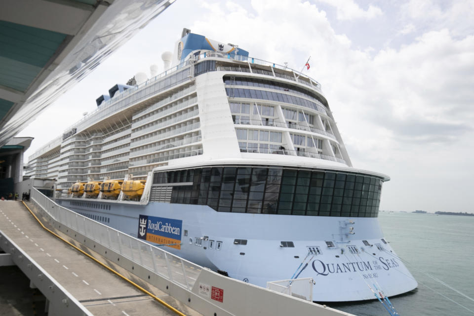 El buque crucero Quantum of the Seas se encuentra en el puerto Marina Bay Cruise Center de Singapur, miércoles 9 de diciembre de 2020. Royal Caribbean dijo en un comunicado que un pasajero del buque 
