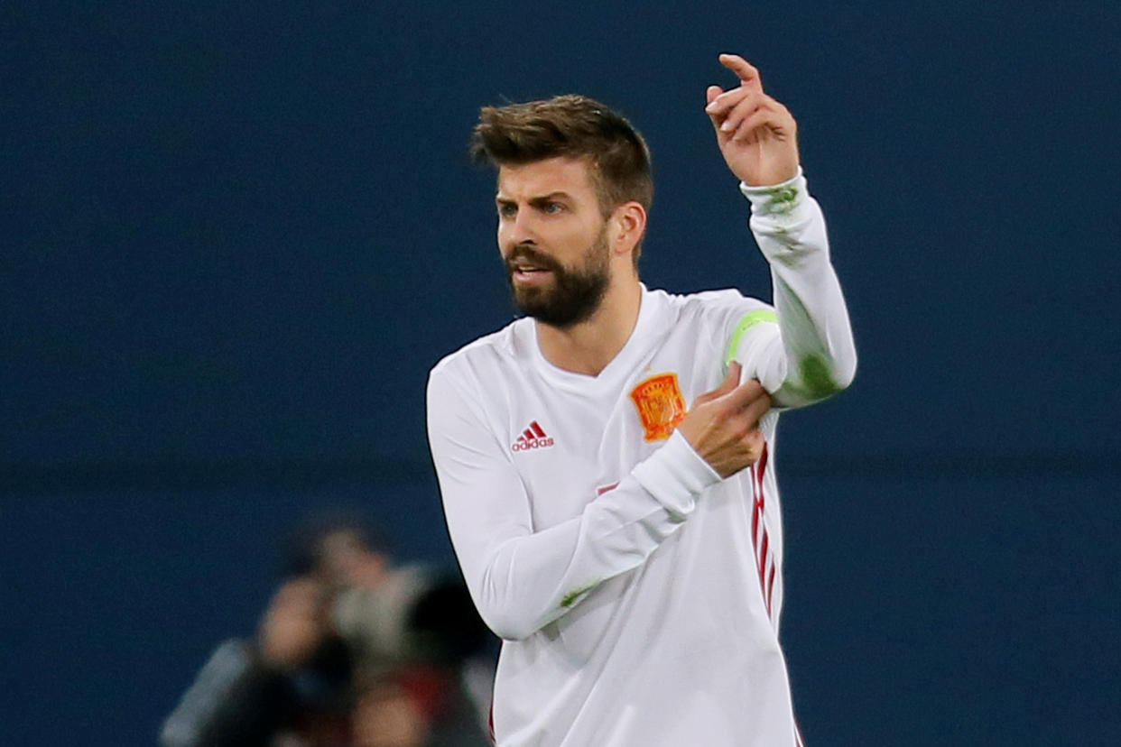 Piqué, con el brazalete de capitán, durante un partido de la selección española (REUTERS/Maxim Shemetov).