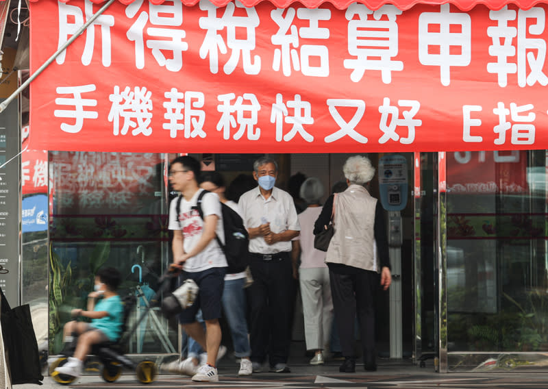 5月報稅季  稅捐稽徵處高掛紅布條提醒 5月報稅季即將到來，台北市一處行政中心內的稅捐 稽徵處30日提前掛出醒目紅布條，提醒民眾別忘記報 稅，同時推廣手機報稅服務。 中央社記者鄭清元攝  113年4月30日 