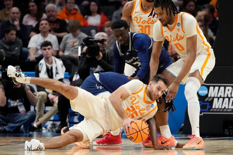 Mar 21, 2024; Charlotte, NC, USA; Tennessee Volunteers guard Santiago Vescovi (25) falls while Saint Peter’s Peacocks forward Michael Houge (6), Saint Peter’s Peacocks forward Mouhamed Sow (35), Tennessee Volunteers guard Josiah-Jordan James (30), and Tennessee Volunteers forward Jonas Aidoo (0) look to recover the ball in the first half of the first round of the 2024 NCAA Tournament at Spectrum Center.