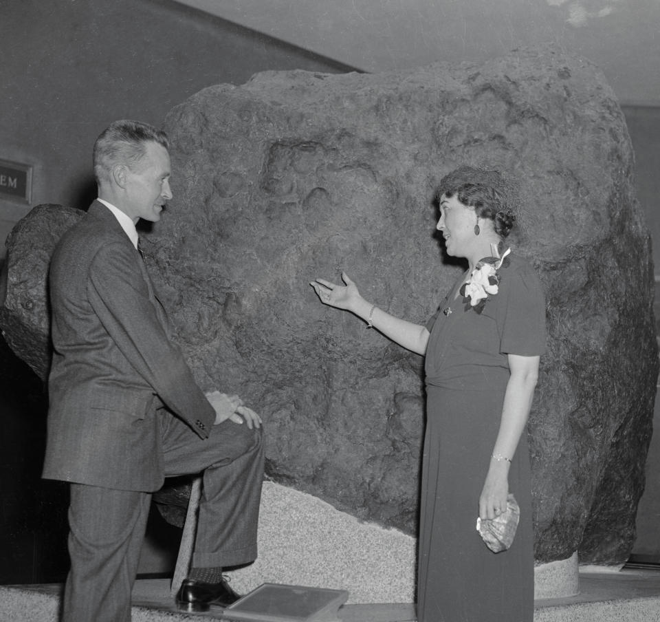 En la imagen aparecen Marie Peary Stafford y su hermano Robert, hijo e hija del contralmirante Robert C. Peary, en una fotografía de la Sociedad Polar Estadounidense en el Museo Estadounidense de Historia Natural.  Se encuentran junto al gran meteorito 