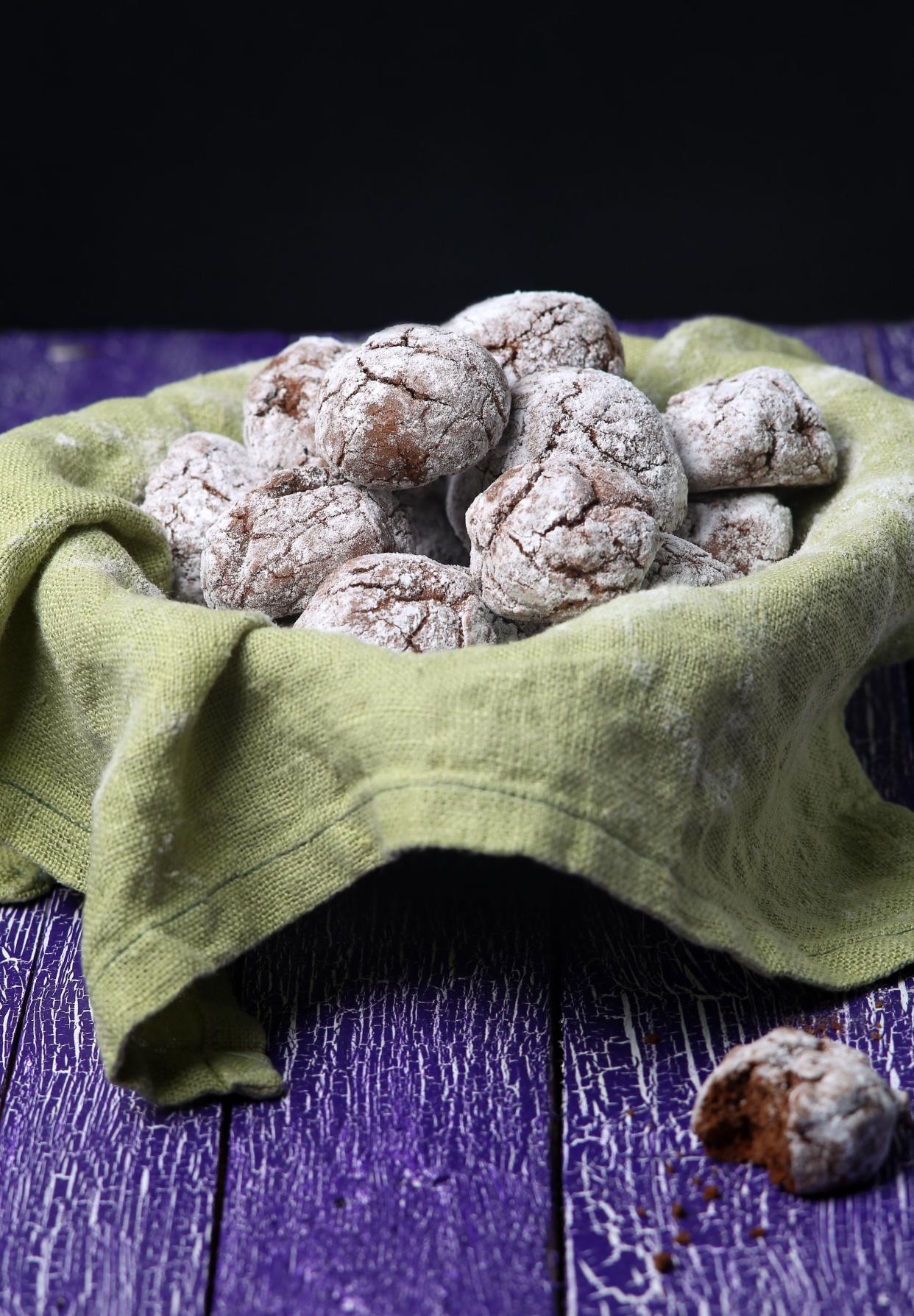 Chocolate crinkle cookies with cracks