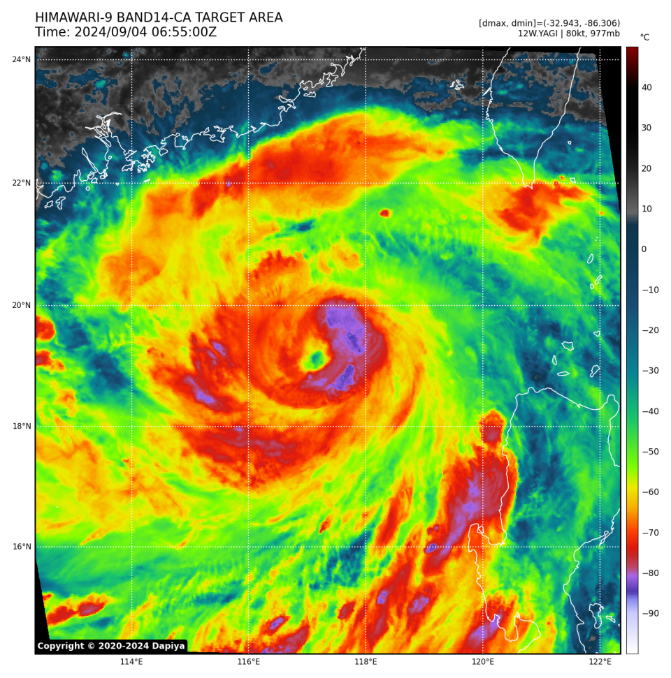 2024 年 9 月 4 日，香港時間下午 2 時 55 分，由向日葵九號（HIMAWARI-9）衛星攝錄的高色調雲圖。摩羯中心已出現風眼。 (dapiya.top)