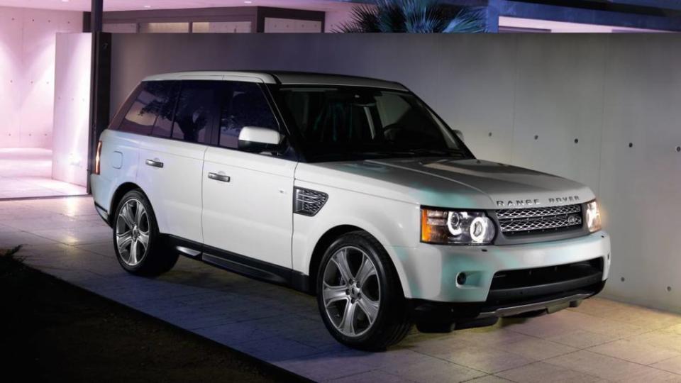 第1代小改款的Land Rover Range Rover Sport，搭載與Discovery 3相同的底盤，引擎蓋下搭載一具4.2升V8機械增壓引擎，4,500轉輸出390匹馬力、3,500轉輸出51.62公斤米扭力。(圖片來源/ Land Rover)