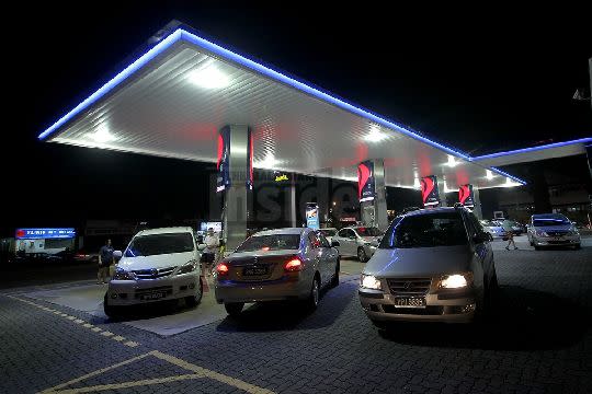 This was the scene at most petrol stations in the country last night as motorists rushed to fill up after the government's announcement of the fuel price hike. The Malaysian Insider pic by Afif Abd Halim, September 3, 2013.
