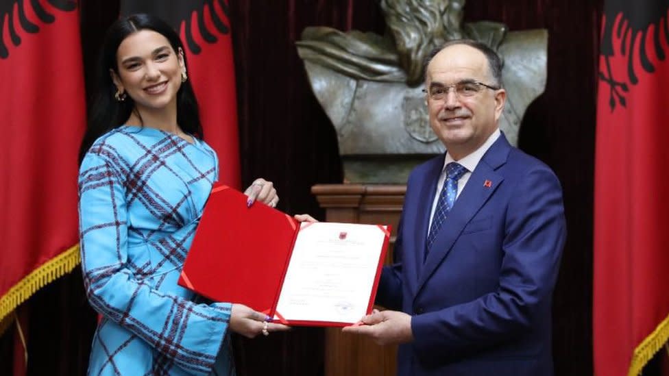 Dua Lipa y el presidente albanés