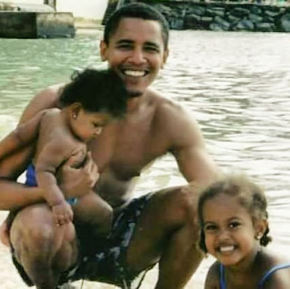 <p>En 1998, Michelle et Barack donnent naissance à leur premier enfant, Malia. En 2001, une autre fille vient compléter la tribu, Sasha.</p><br>