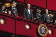 El presidente Joe Biden y la primera dama Jill Biden a su llegada a la 45ta entrega de los Premios del Centro Kennedy, el domingo 4 de diciembre de 2022, en el Centro John F. Kennedy para las Artes Escénicas, en Washington. (AP Foto/Manuel Balce Ceneta)