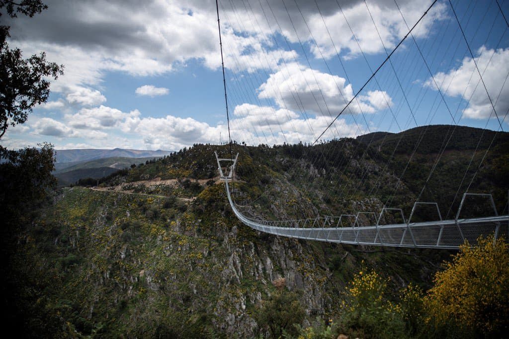 À 175 mètres au-dessus de la rivière Paiva, le pont pédestre suspendu le plus long du monde s'est ouvert jeudi dans le nord du Portugal.
 - CARLOS COSTA