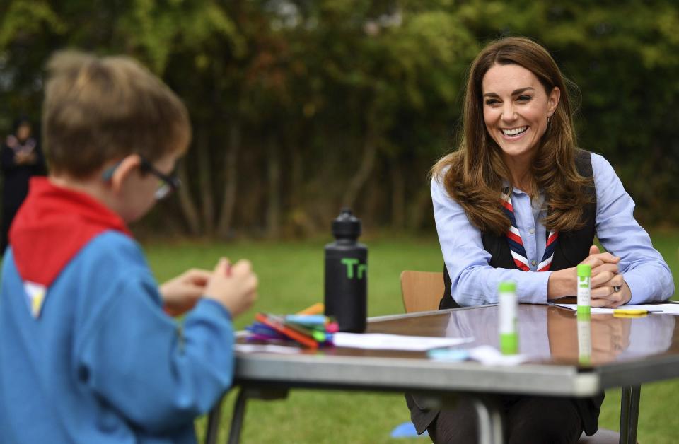 Kate Middleton discute avec un jeune membre