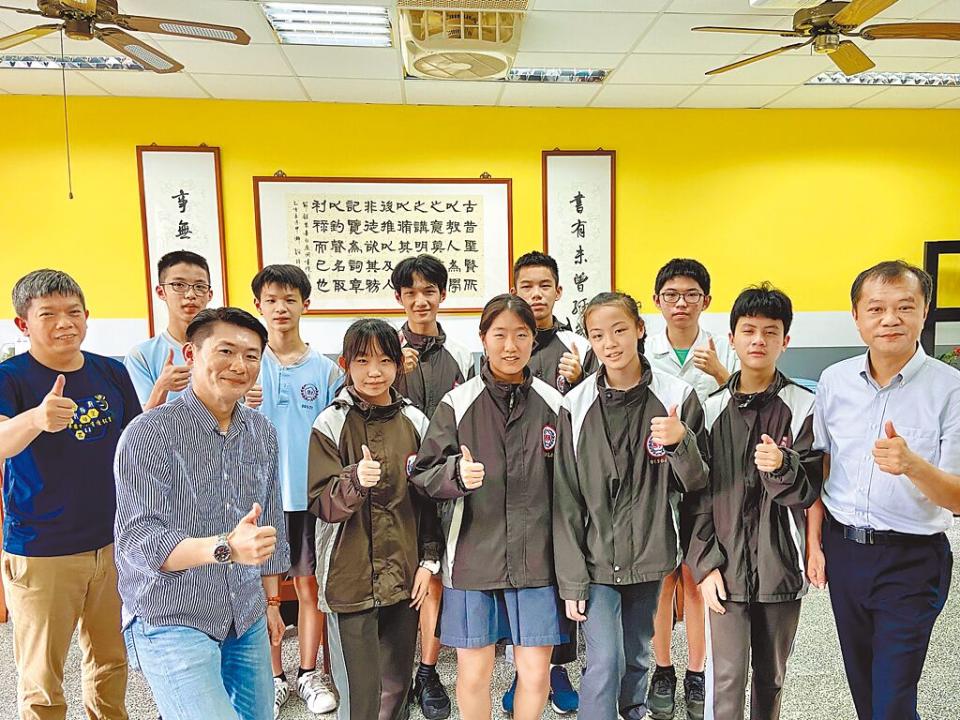 宜蘭縣立國華國中校長林顯宗（前排右一）表示，期待學生繼續發揮潛力，為社會做出貢獻。（吳佩蓉攝）