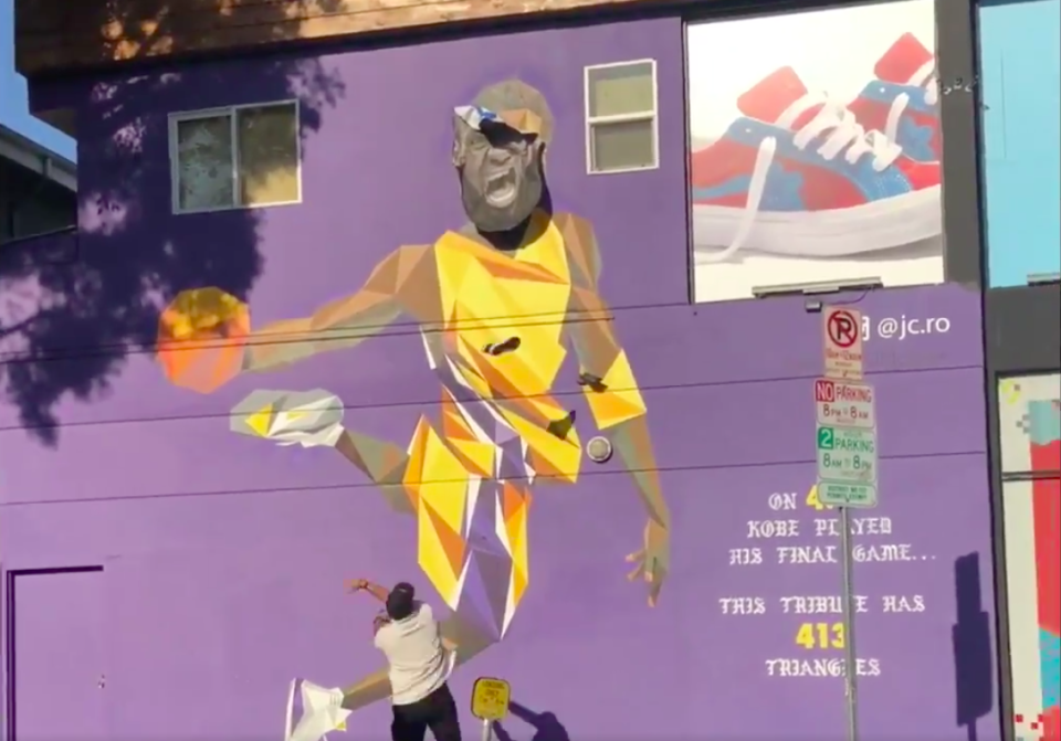 This Lakers fan wouldn’t stand for LeBron James’ face on Kobe Bryant’s mural. (Screenshot via @andoneperez on Twitter)