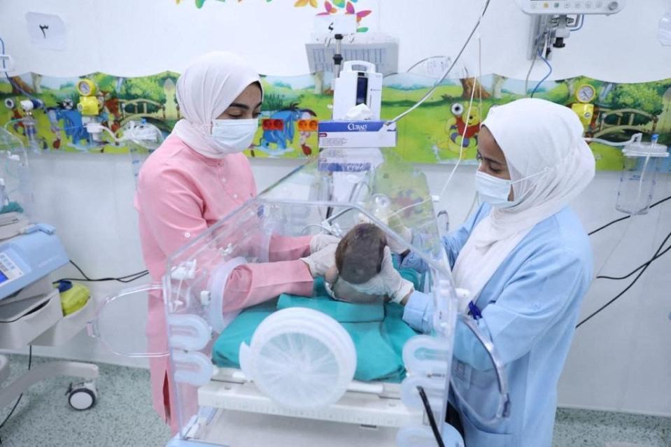 埃及開羅省新行政首都區（New Administrative Capital）的護理人員照顧希法醫院來的早產兒。路透社