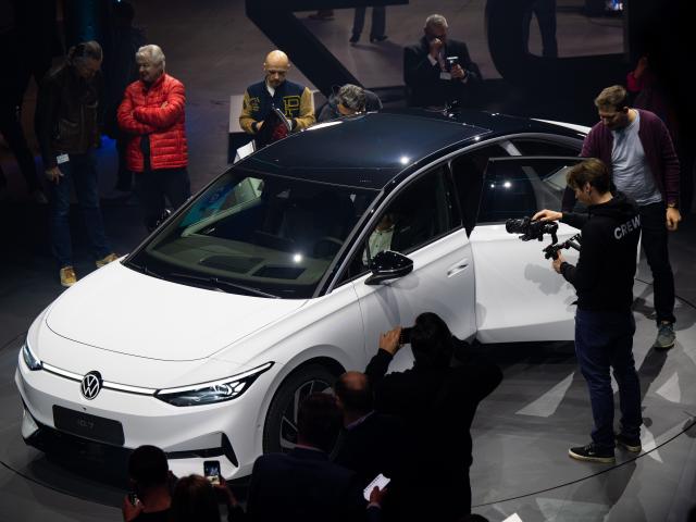 Volkswagen just unveiled its long-range, Tesla-fighting ID.7. See