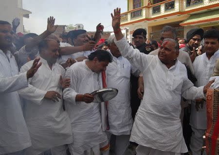 Samajwadi Party (SP) chief Mulayam Singh Yadav (R) waves to his supporters before filing his nomination for the upcoming general election at Mainpuri in the northern Indian state of Uttar Pradesh April 4, 2014. REUTERS/Pawan Kumar