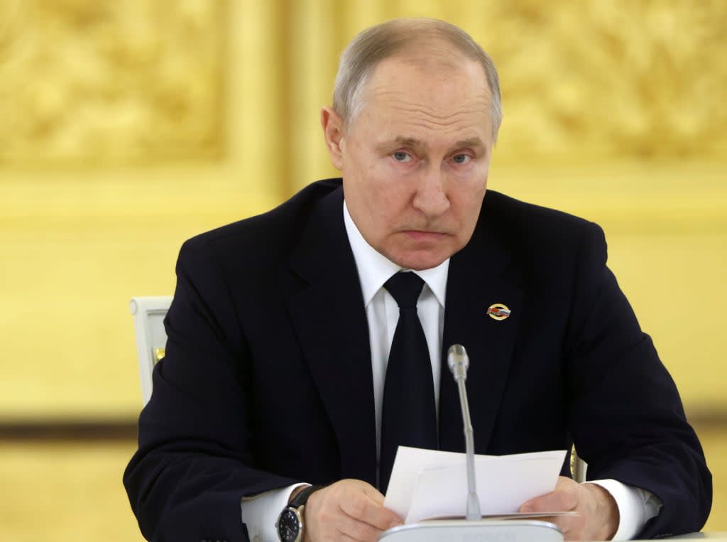 Russlands Präsident Wladimir Putin hält das Wirtschaftswachstum mit hohen Staatsausgaben für die Rüstung hoch.  - Copyright: Photo by Contributor/Getty Images
