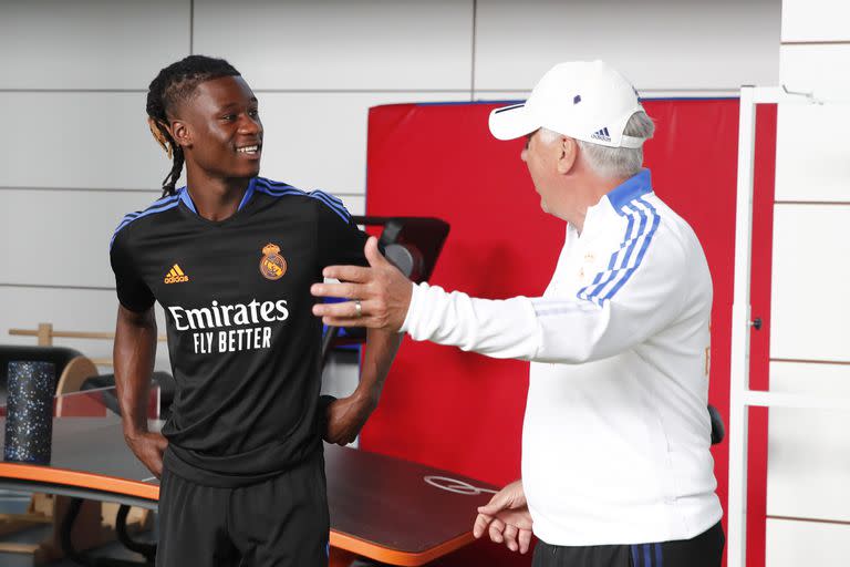 Eduardo Camavinga, junto con el DT Carlo Ancelotti en el campo de entrenamiento de Valdebebas