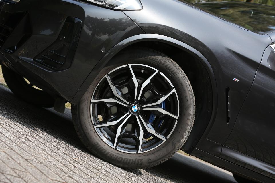 標配M款Y字五輻輪圈採銀黑亮面塗裝來增添精緻感，配胎尺碼則為兼顧舒適與操控的245/50R19。