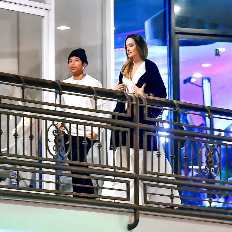Mientras tanto, la exesposa de Pitt, Angelina Jolie y su hijo Pax fueron fotografiados saliendo de un exclusivo restaurante especializado en Sushi, ubicado en West Hollywood. Para la ocasión los dos lucieron casi engamados, con trajes blancos y negros. De cerca, los seguía un guardaespaldas. 
