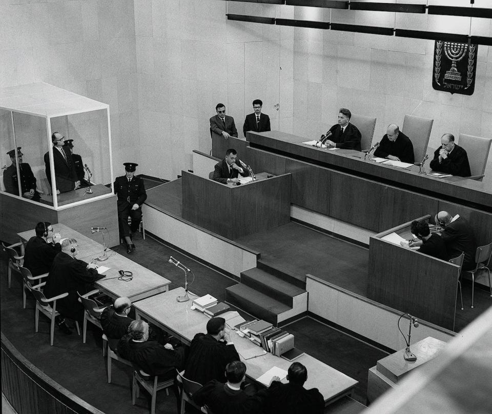 Fotografía en blanco y negro de un juicio