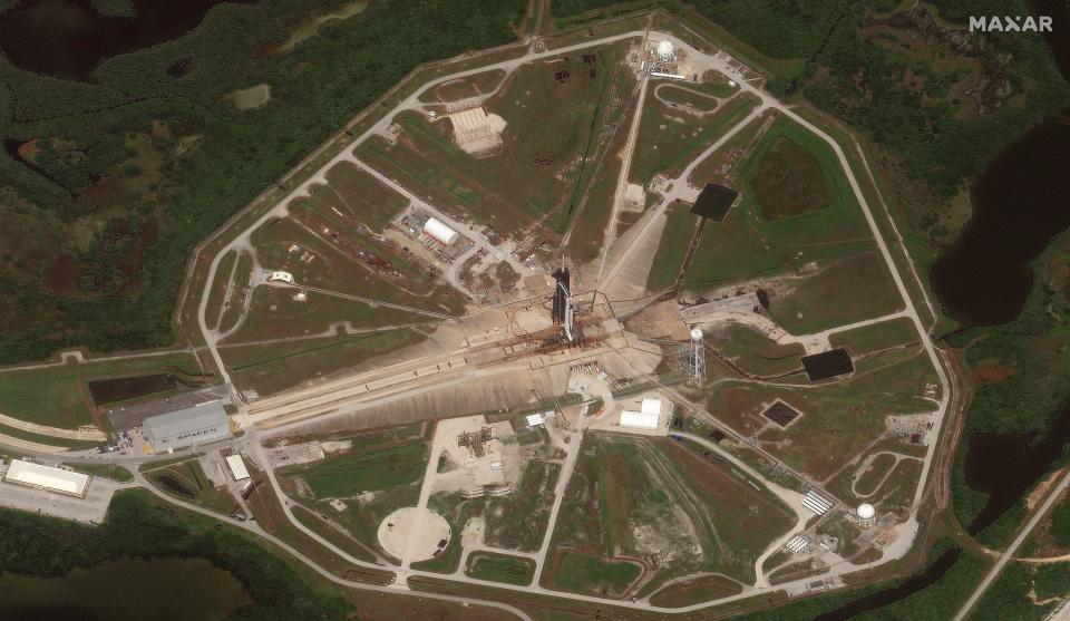 01_launch pad 39a_falcon 9 and crew dragon_30may2020_overview_ge1 level1b