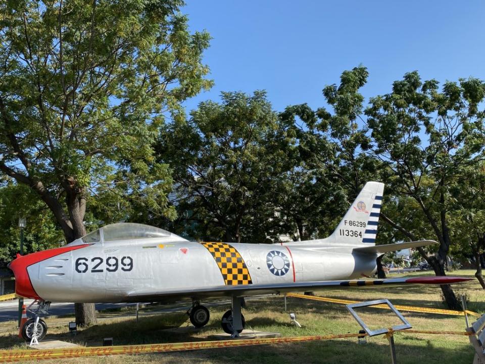 水交社文化園區來了新朋友，出現一架F-86戰鬥機，重現當年雷虎在台南小組的光輝歲月。（記者林雪娟攝）