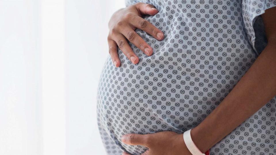 PHOTO: Pregnant African American mother holding her belly in hospital. (STOCK IMAGE/Getty Images)