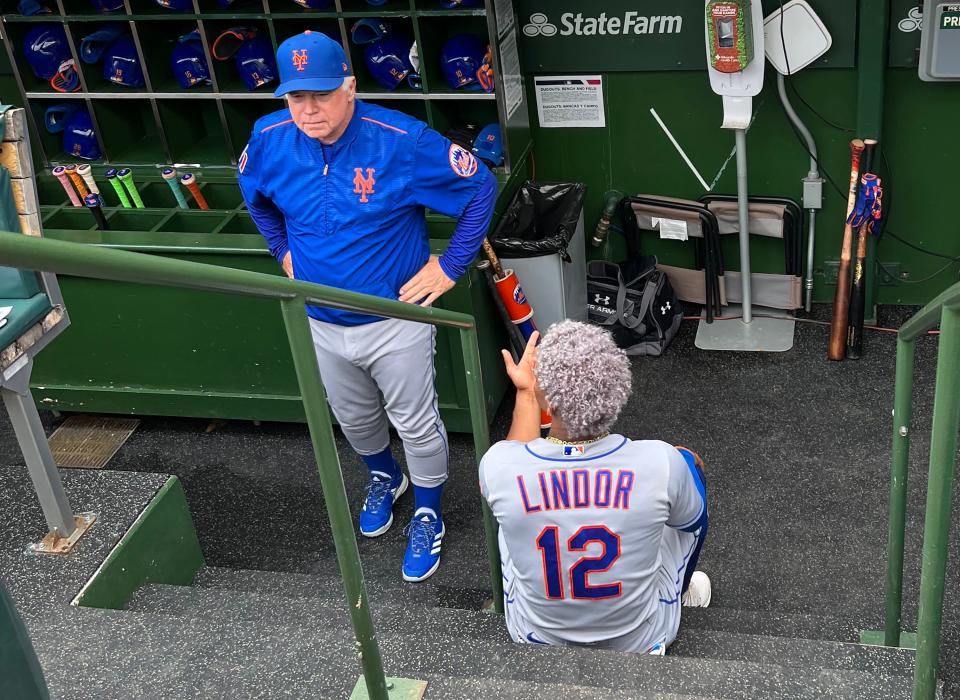 Mets manager Buck Showalter talks with shortstop Francisco Lindor.