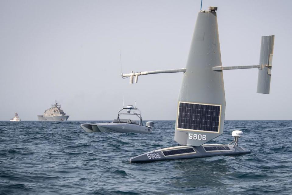 Foto del Explorer, un Saildrone (velero autónomo) que funciona sin tripulación, durante ensayos realizados en el Golfo Pérsico el 26 de junio del 2022. (U.S. Navy photo by Chief Mass Communication Specialist Roland A. Franklin vía AP)